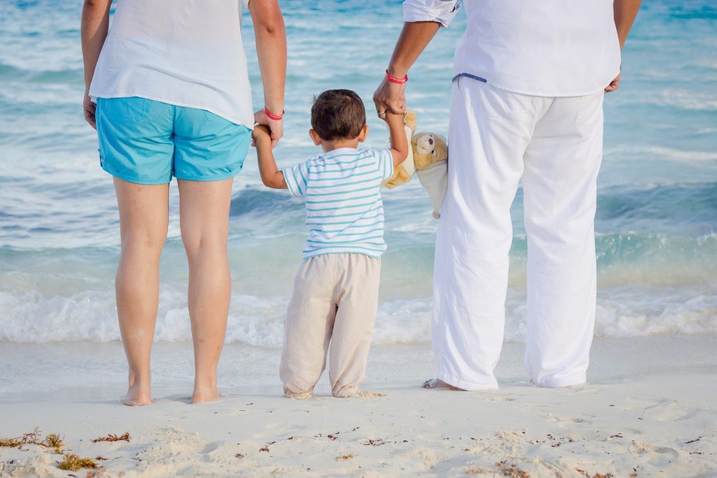 girandole - genitori e bimbo su spiaggia