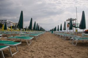 La spiaggia di Jesolo sove verranno usati gli abeti abbattuti dalla tempesta Vaia