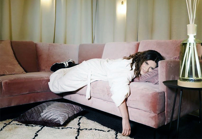 Laura Pausini sul divano