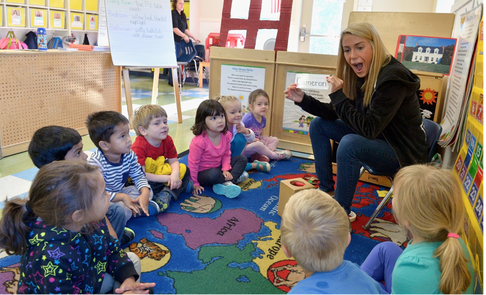 Scuole in azienda - una maestra con gli alunni - schools in companies: a teacher with her pupils 