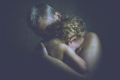 elogio de fraqueza - uma mãe abraçando uma criança
