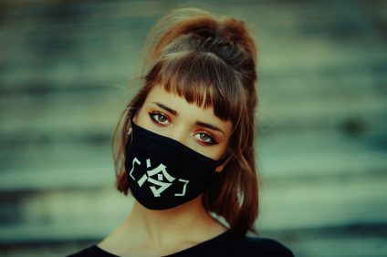 Mascherine - una ragazza con mascherina nera