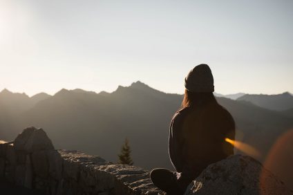 mindfulness - ragazza che guarda una montagna