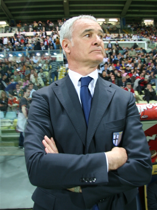 claudio ranieri in abito a bordo campo