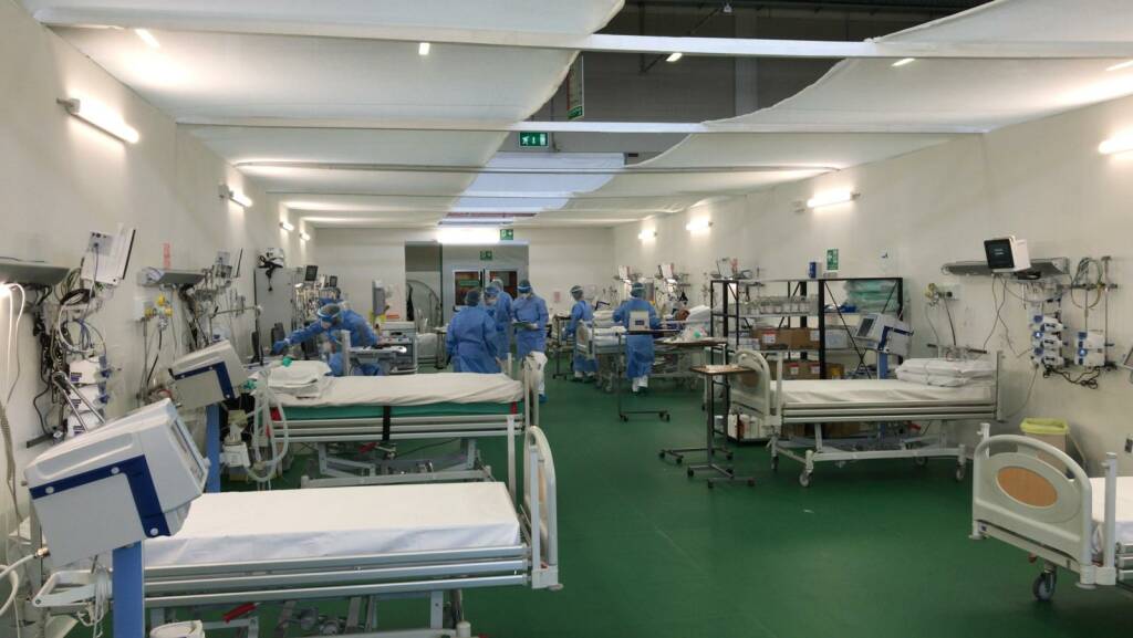 Hôpital de campagne de Bergame avec médecins