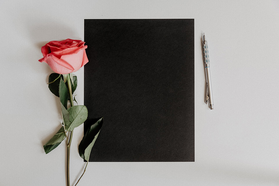 Italian poetry - a rose, a black sheet and a pen