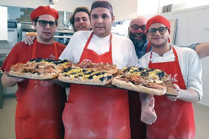 pizzAut - pizzaioli in posa con le pizze in mano