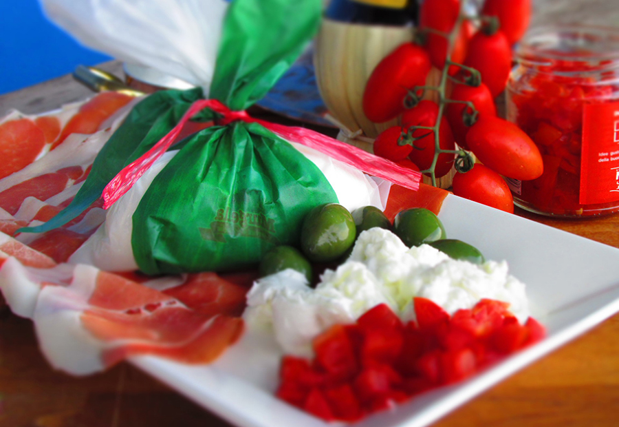 apéritif : plat avec tomates, mozzarella et jambon