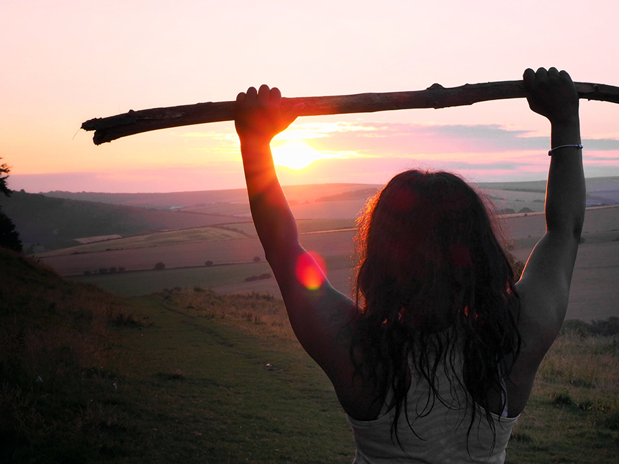 Integrazione - una ragazza al tramonto che tiene un bastone al tramonto