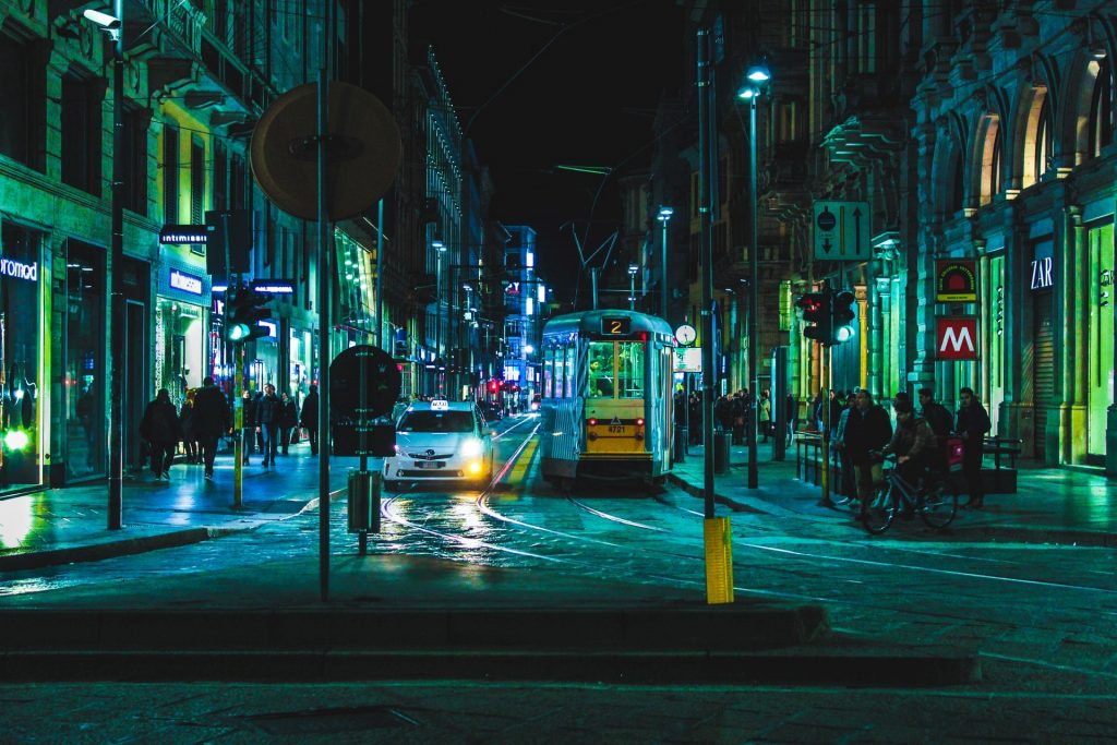 Case - strada di notte col tram