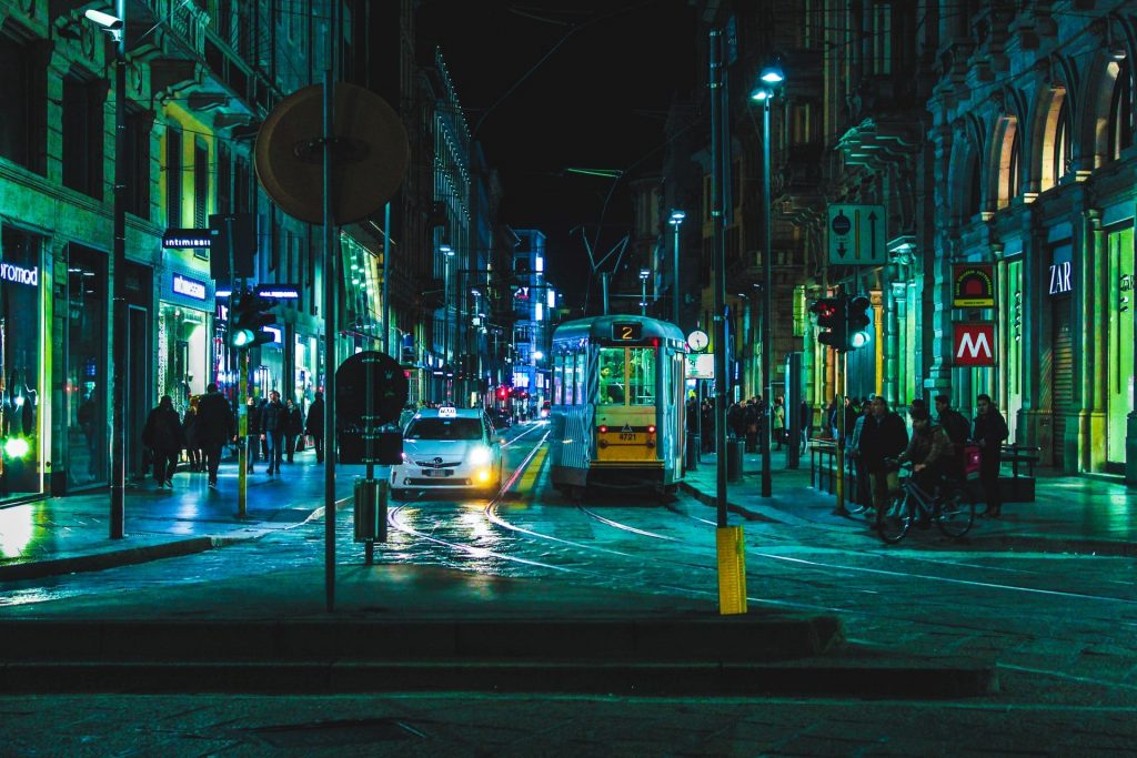 Fall - Straße bei Nacht mit der Straßenbahn