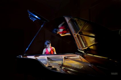 Daniela Roma, image reflétée dans le piano