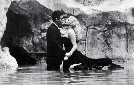 La Fontana di Trevi nella scena de La dolce vita - The Trevi Fountain in the La dolce vita scene