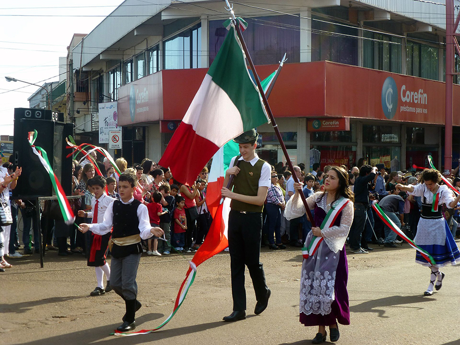 emigrato italiano - festa degli emigrati con costumi e bandiere  - Italian emigrant - feast of emigrants with costumes and flags