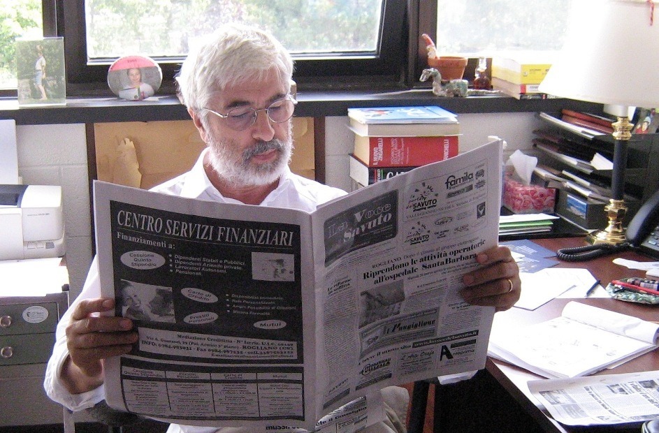 Gabriel Niccoli ao ler o jornal