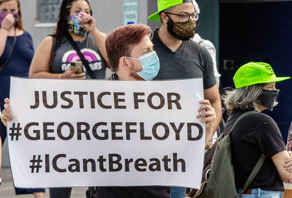 L'Italia in ginocchio - persone che protestano per george floyd - Italy kneels down - people protesting for george floyd