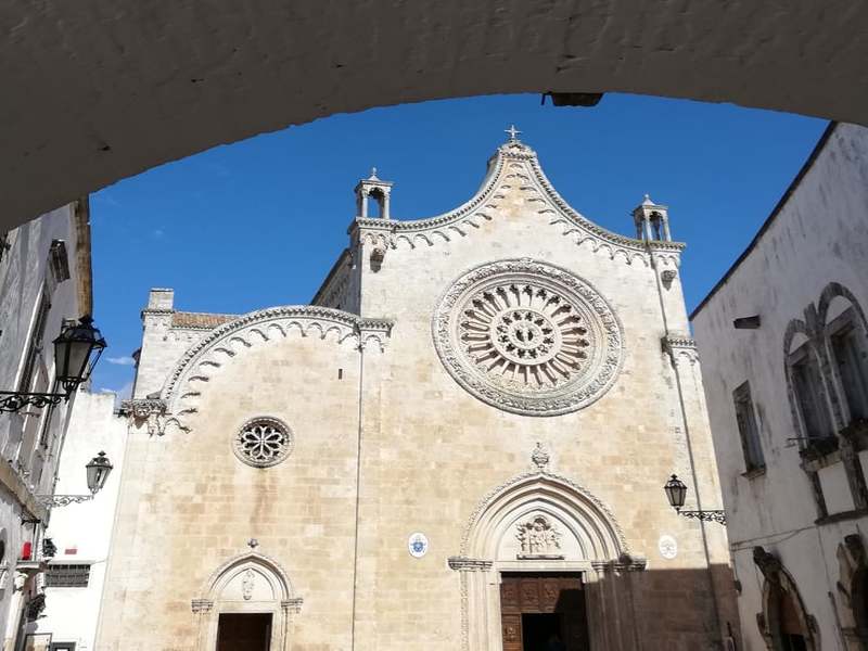 Cattedrale di Ostuni vista dall'arco degli incalzi - Ostuni Cathedral seen from the arch of the incalzi