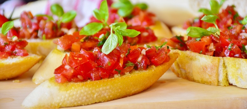 bruschette al forno-antipasto con pomodori