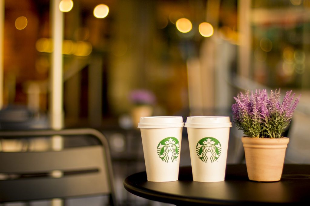 zwei Starbucks-Kaffees mit Pflanze auf dem Couchtisch