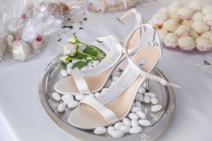 紙吹雪でいっぱいのトレイに結婚式の靴