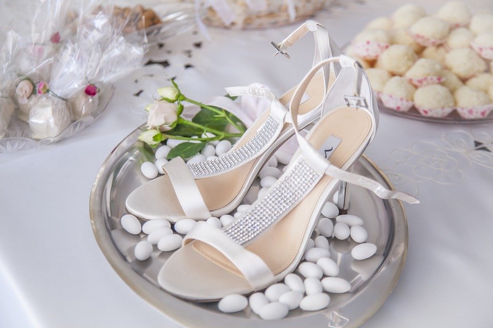 scarpe da sposa su vassoio pieno di confetti 