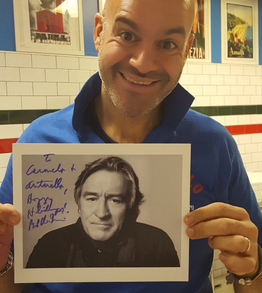 Carmelo zeigt das Foto mit einer Widmung von De Niro