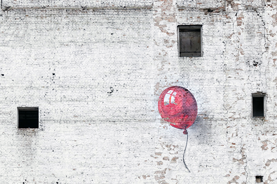 street art - murales con palloncino rosa  - pink ballon murales