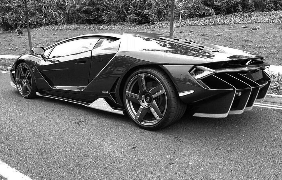 photo en noir et blanc du nouveau modèle lamborghini