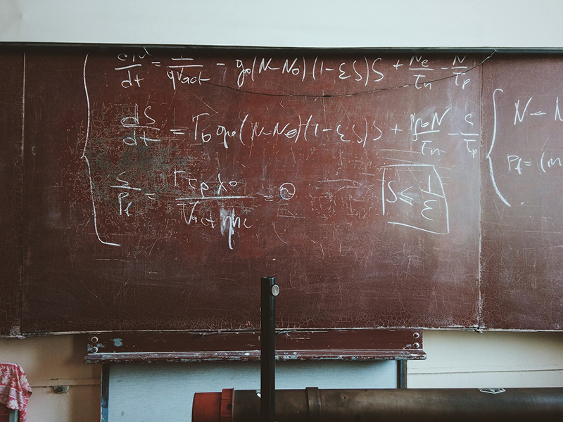 Archimède - tableau noir avec formule mathématique