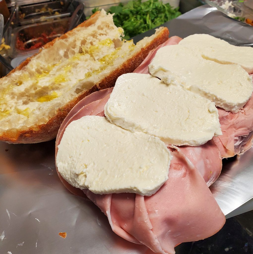 Eines von Pisillos Sandwiches mit Mortadella, Mozzarella und nativem Olivenöl extra