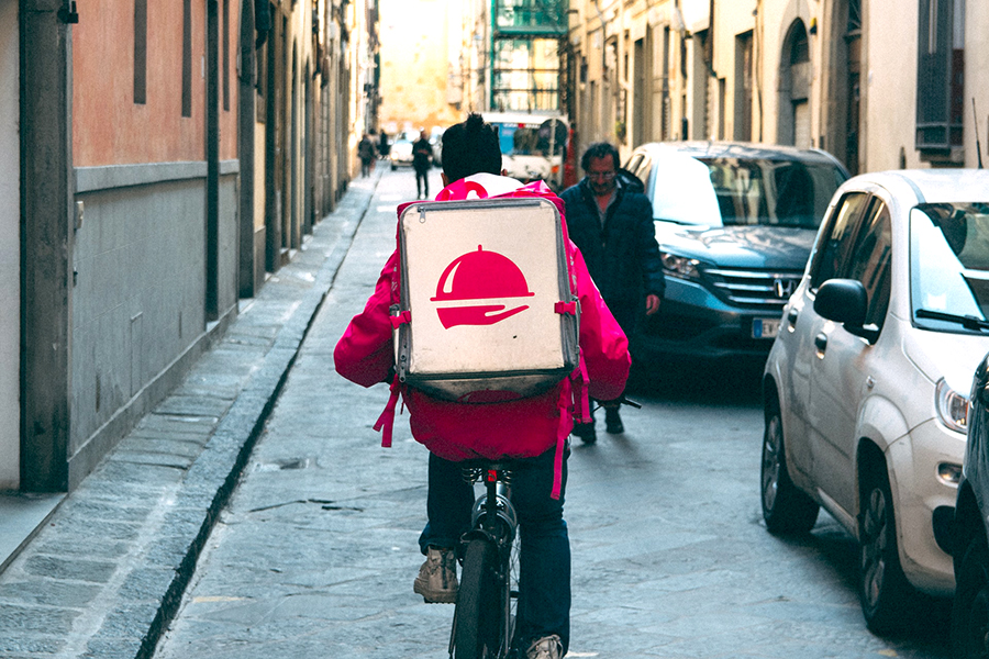 la historia del jinete Mahmoud - niño en bicicleta