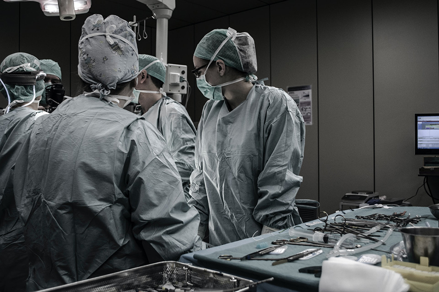 Unità di crisi - dottori in sala operatoria - Crisis unit - doctors in the operating room