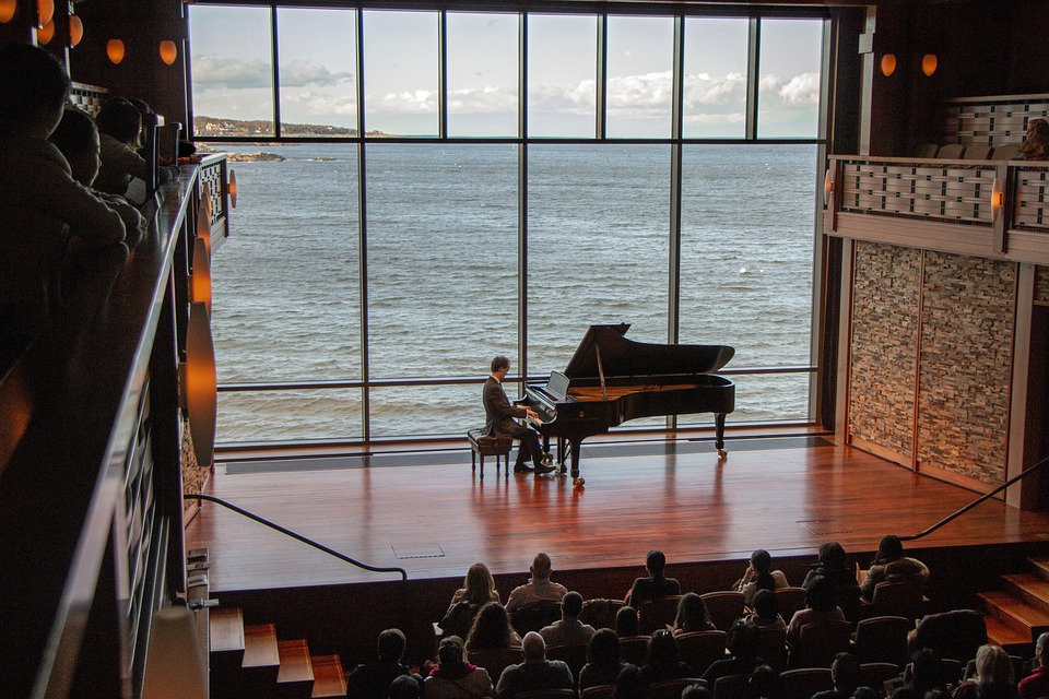 L'Italia riapre : pianista che si esibisce sul palco  - Italy reopens: pianist performing on stage