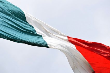 L'Italia riapre - bandiera italiana