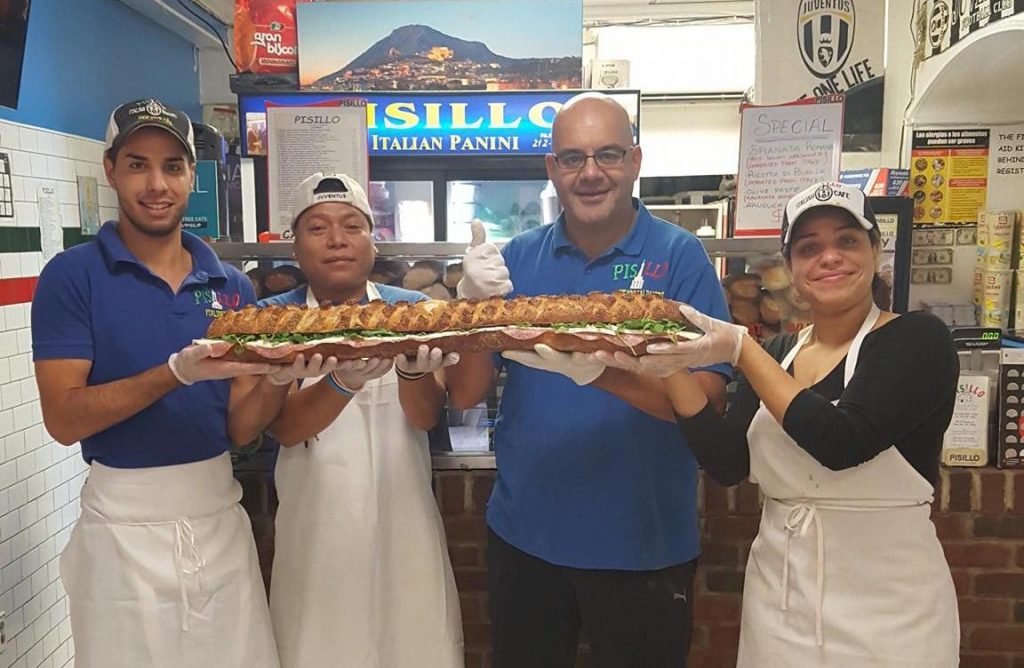 Carmelo e i suoi collaboratori mostrano uno dei mega panini appena pronto - Carmelo and his collaborators show one of the mega sandwiches just ready