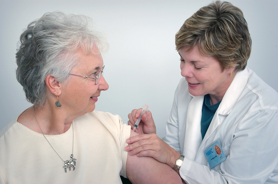 il vaccino più avanzato - dottore mentre effettua il vaccino ad una signora