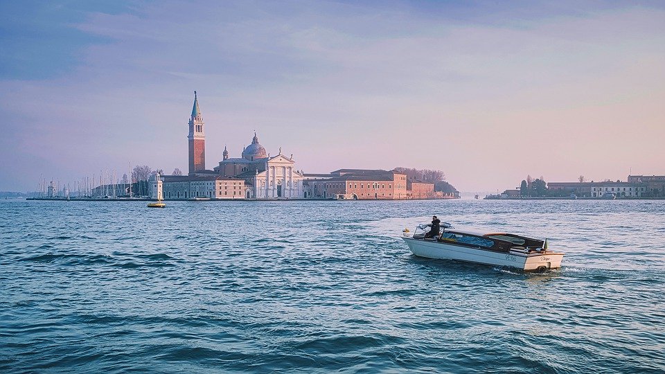 Veneza - barco na lagoa