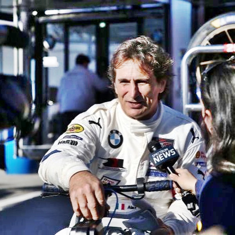 weißer Overall - Zanardi steigt aus dem Auto