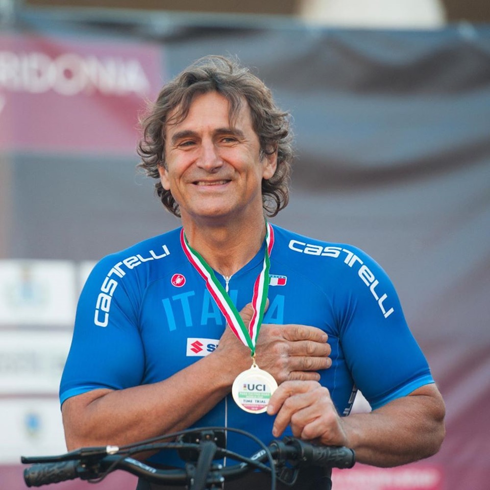 Alex Zanardi - il campione con la medaglia al collo