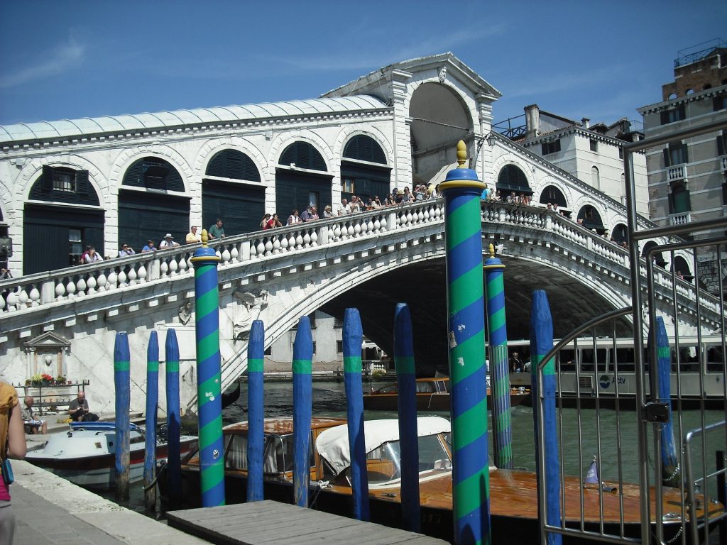 Ponte di Rialto con turisti - rialto bridge with tourists