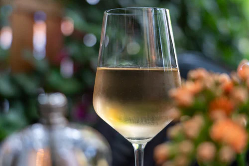 doc - un bicchiere di vino bianco - a glass of white wine