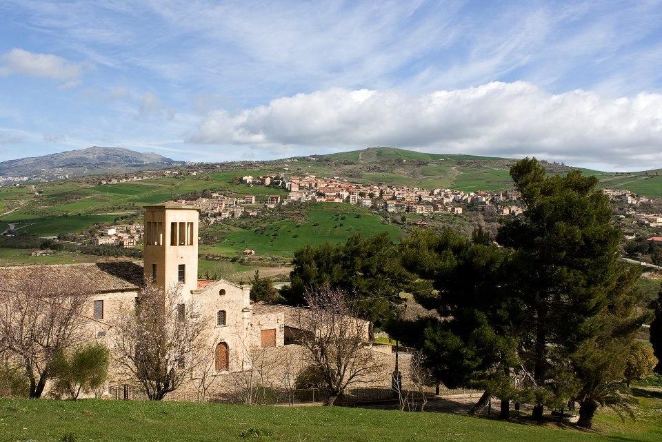 Blufi, el pueblo de los tulipanes al pie de la Madonie - italiani.it