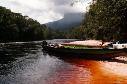 Venezuela - canoa na costa
