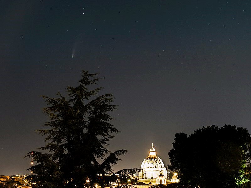 Komet Neowise am Himmel von Rom