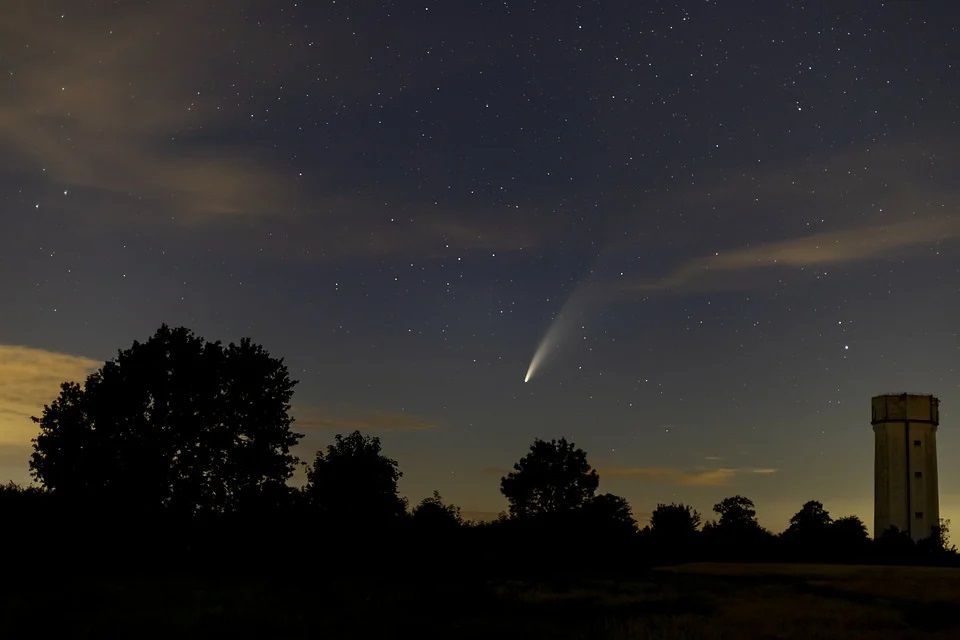 El cometa Neowise en los cielos de las ciudades italianas