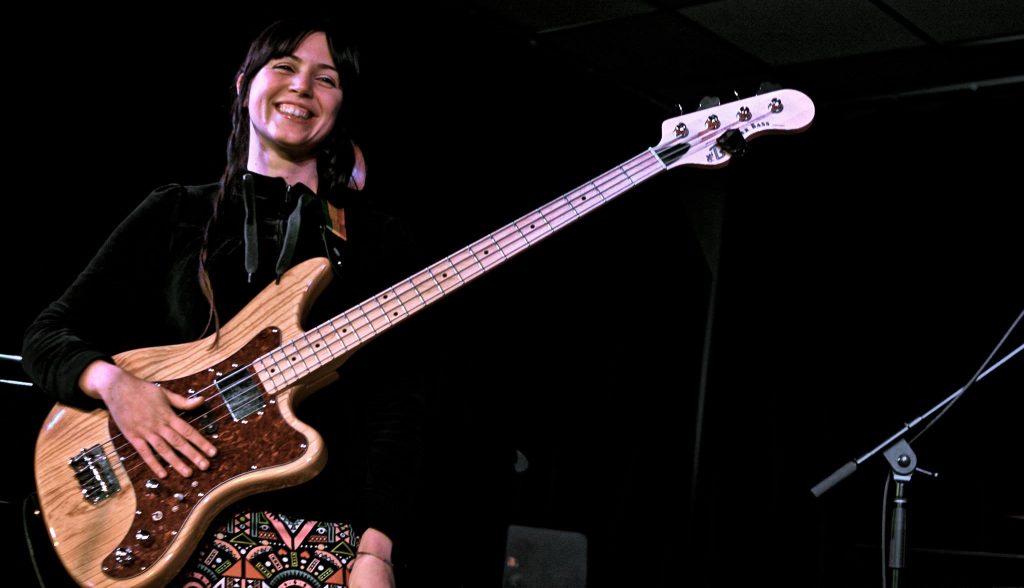 gaia leone sul palco con chitarra