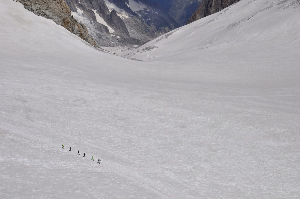 personnes marchant dans une vallée du mont blanc