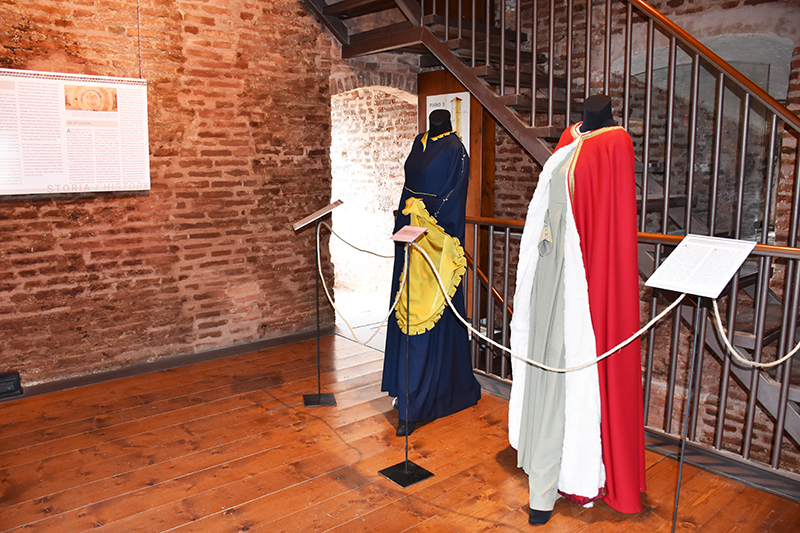 mode - 2 abiti  esposti all'interno della mostra  - trends - 2 dresses exhibited