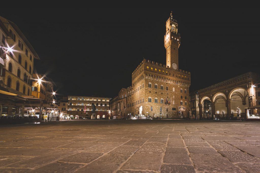 ночной вид на башню с часами Палаццо Веккьо во Флоренции