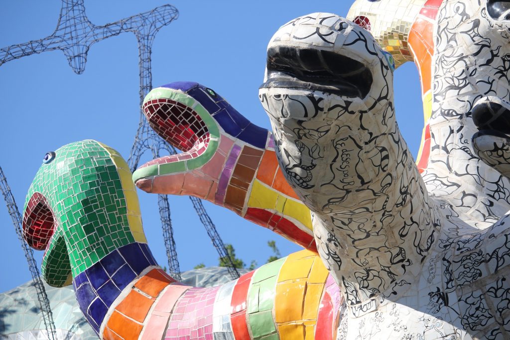 una scultura molto colorata presente nel giardino dei tarocchi